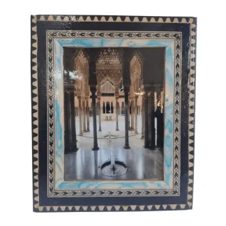 Marco de taracea con imagen del exterior del Patio de los Leones de La Alhambra